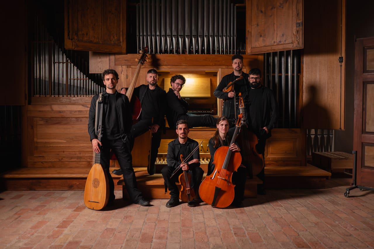 I musicisti di Cantar Segreto con i loro strumenti davanti all’organo